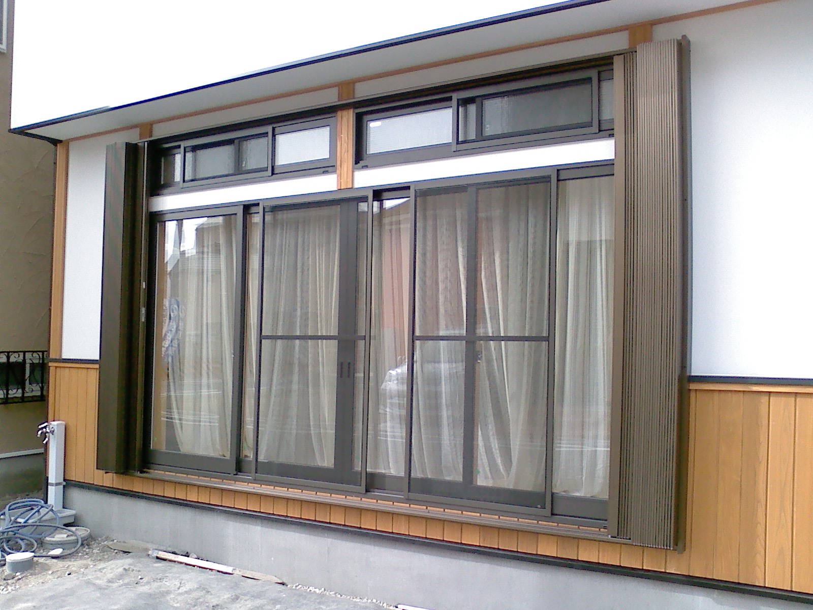 戸建住宅の欄窓付サッシに採光通風機能付き横引き雨戸 ラ ガード を後付けしました